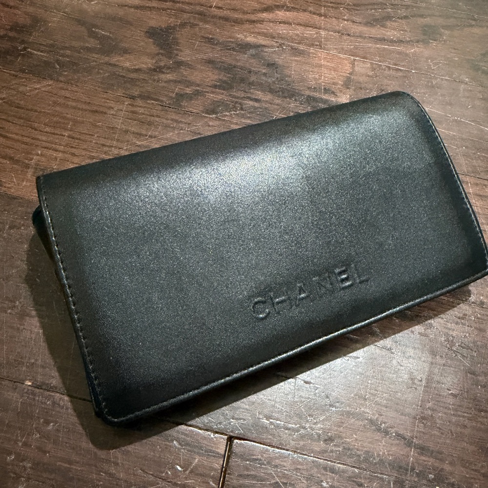 CHANEL: QUILTED LEATHER SUNGLASSES CASE — BLACK - Picture 5 of 7